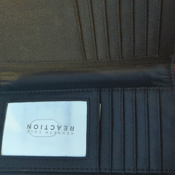 Kenneth Cole Reaction Wallet - Picture 4 of 5